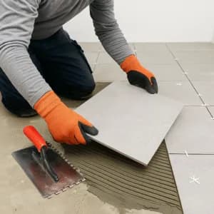 Carrelage posé par AlexProReno, joints réguliers et coupes ajustées