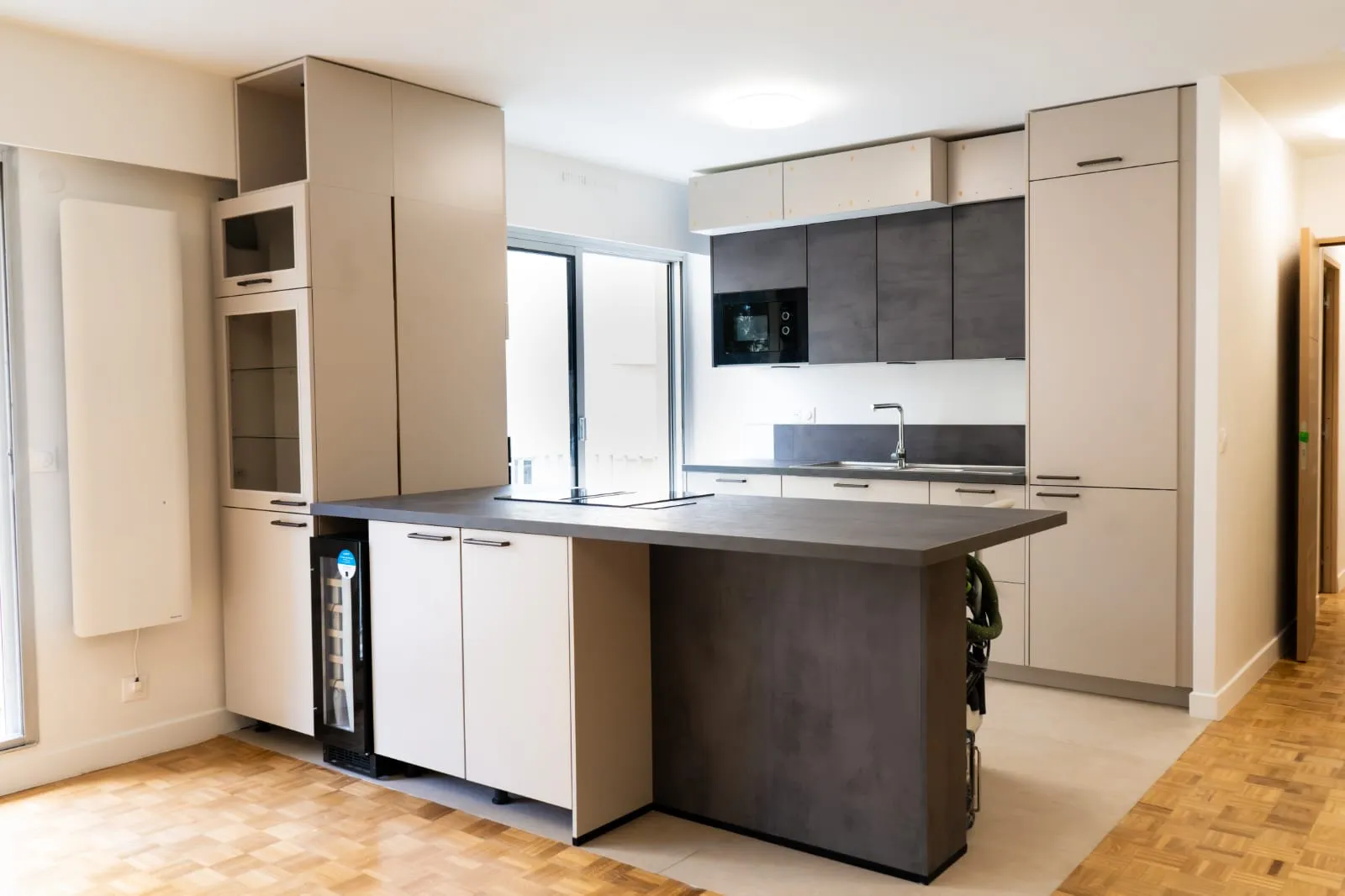 Cuisine contemporaine sur mesure réalisée par AlexProReno dans un appartement du 7e arrondissement de Paris
