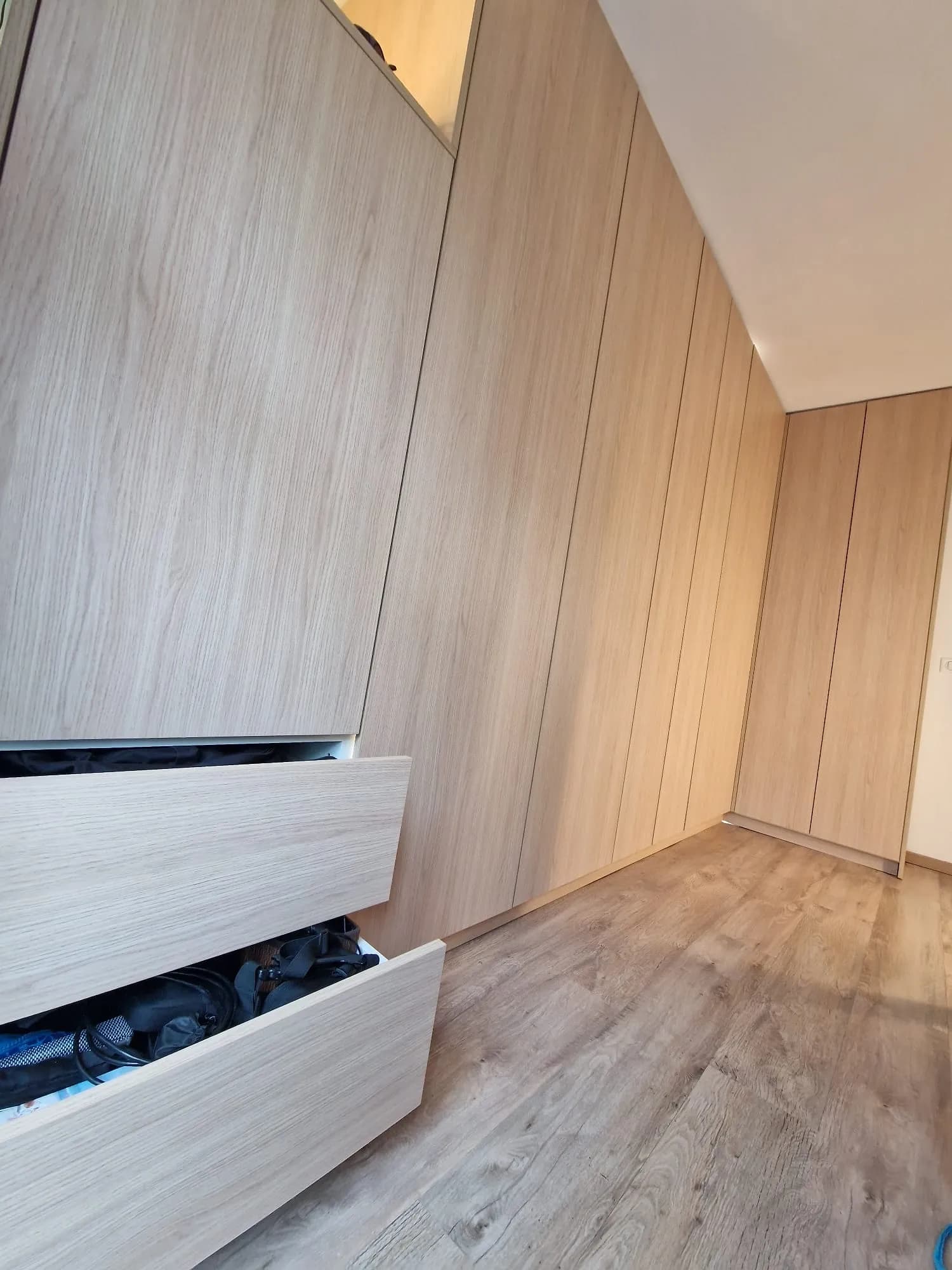 Dressing pleine hauteur en bois réalisé sur mesure par l'équipe AlexProReno