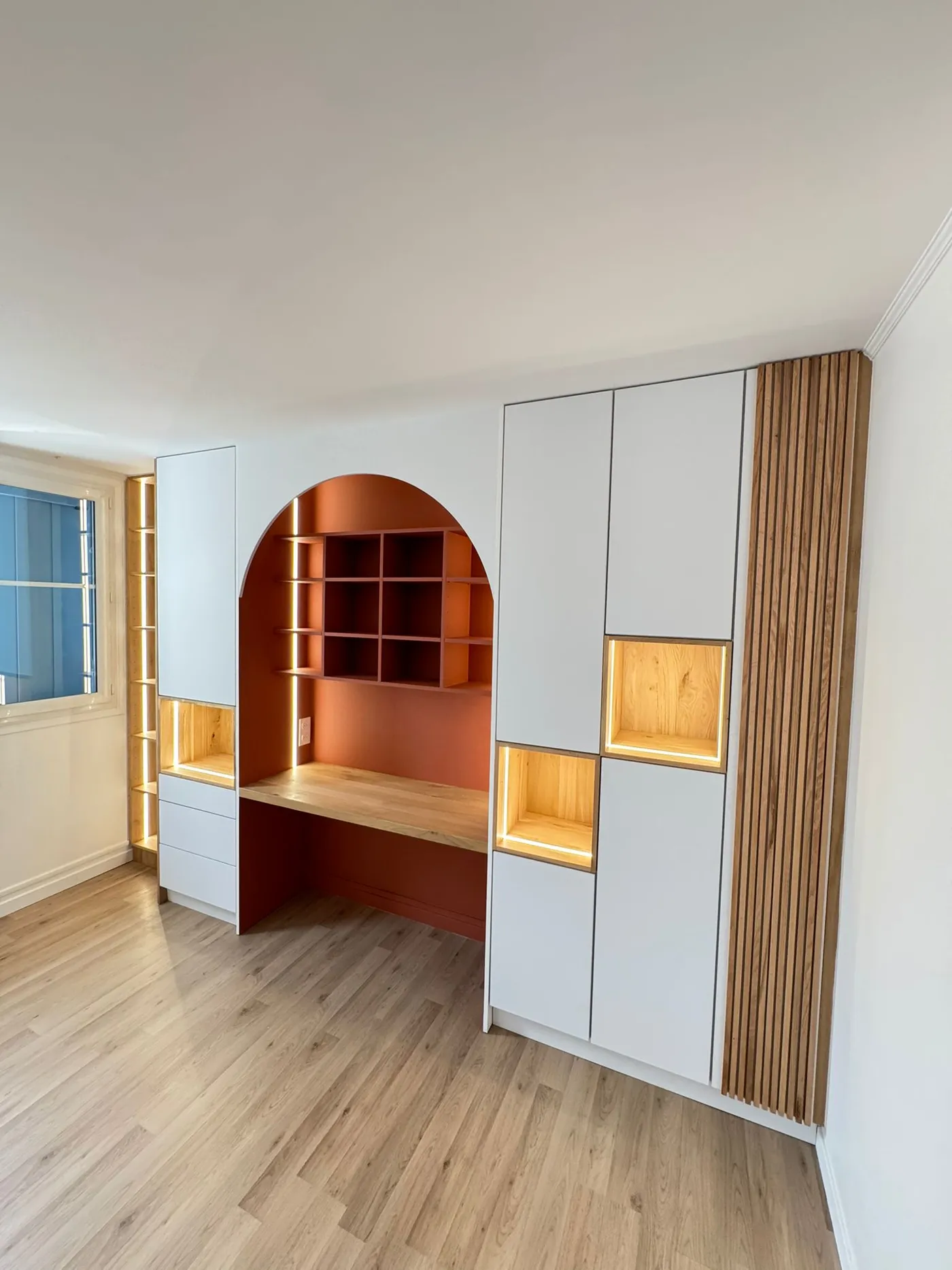 Meuble mural multifonction sur mesure réalisé à Antony, mêlant rangements ouverts et fermés