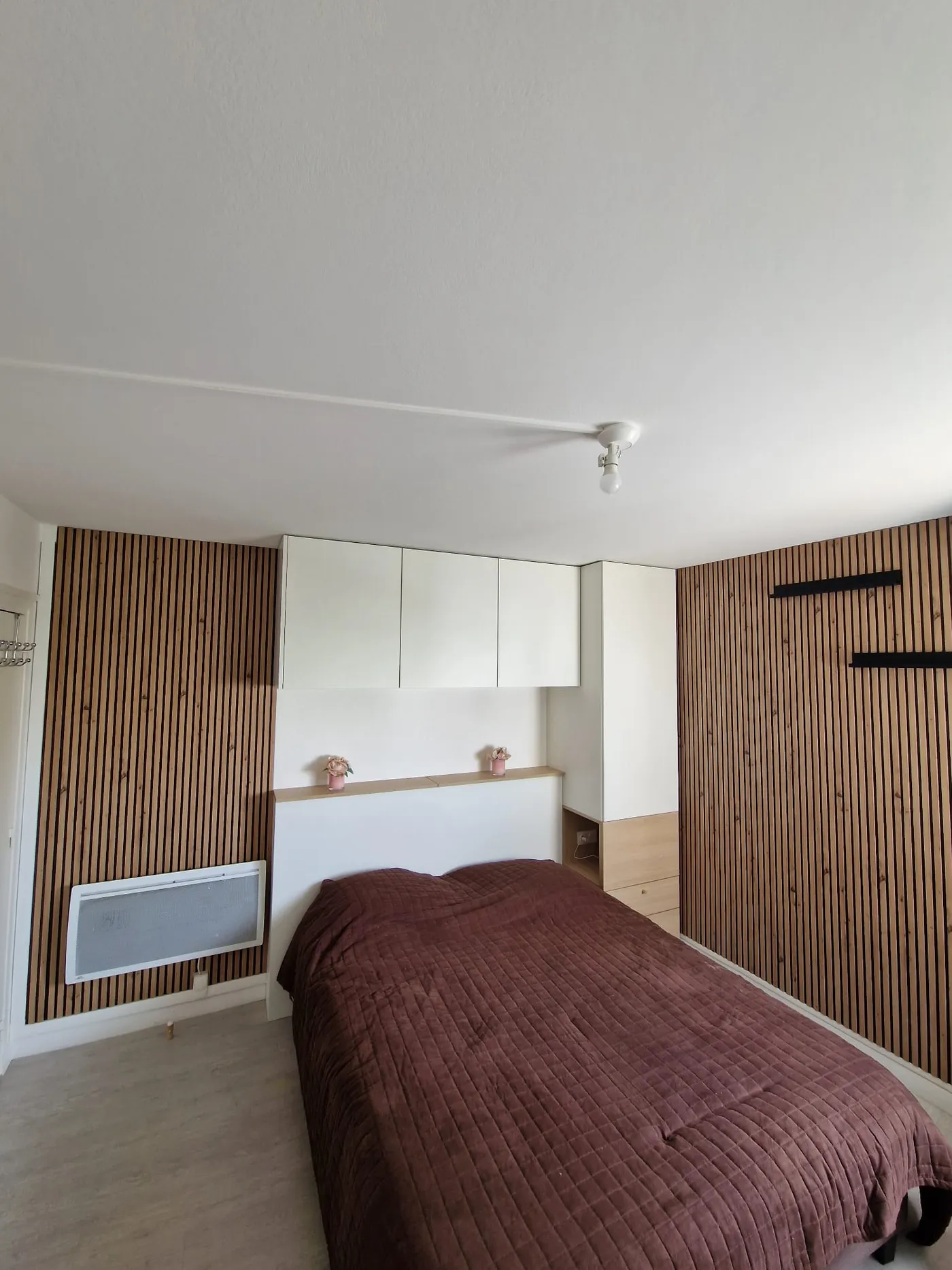 Tête de lit et rangements sur mesure intégrés dans une chambre à Paris 17