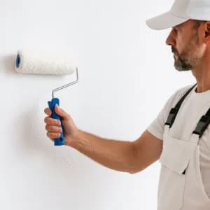 Travaux de peinture intérieure réalisés par AlexProReno sur des murs préparés et poncés